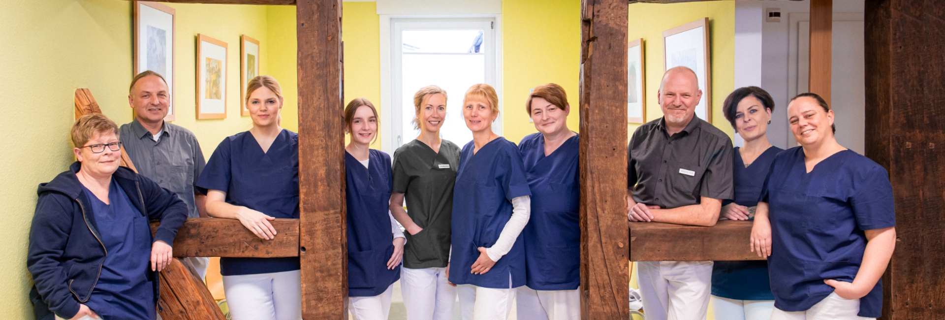 Das Team der Praxis Moringen, von links nach rechts: Melanie Meyer, Markus Kubitza, Anna-Lena Reineking, Emmy-Lou Gummich, Dr. Anne Wucherpfennig, Nadine Diers, Wolfgang Boldt, Janine Diers und Diana Jasinski.